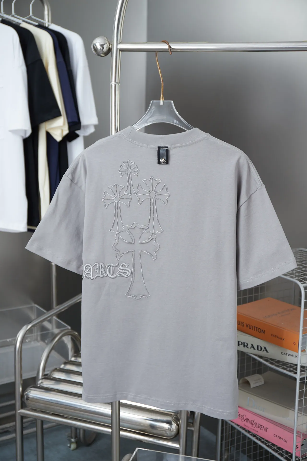 🅿️190 Ch*ome Hearte 25SS early spring new style, appliqué embroidered Crow heart cross short sleeves, light luxury, essential item for daily commuting for men and women, correct version, welcome to compare, detailed features · 320g 100% pure cotton double yarn jersey fabric · Custom dyed in the same vat, special thickened 32 count double strand 1X1 thread · Symmetrical front and rear imported Tajima machine embroidery tatami embroidery ➕ original cloth patch embroidery · Back neck webbing Croxin hardware accessories · Double needle stitching cross-stitching process · Original main mark washed tag brand moisture-proof paper packaging Color: black/white/grey Size: S/M/L/XL